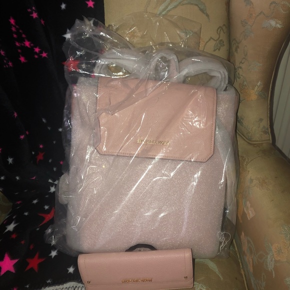 Michael Kors Hayes Backpack and Wallet set - Picture 7 of 8